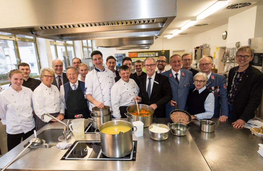 Bildunterzeile:  Haben sich beim Adventsessen Obdach- und Wohnungslosen engagiert:  für Lea Pauli, Tim Kukuk, Angelika Grohn, Andreas Czorny (Schulleiter Helene-Weber-Berufskolleg), Bernd Haubeil, Ernst Kuhnt, Max Julian Baumann, Dirk Tschischke (Vorsitzender Paderborner Köchevereinigung), Carsten Jungewelter, Peter Grobert, Julian Wilk, Artur Kerbs, Landrat Manfred Müller, Elmo Spieß (Sparkasse Paderborn-Detmold), Franz Kudak (Malteser Hövelhof), Willi Schmidt, Karl-Heinz Lieb (Malteser), Gabi Tschischke, Joachim Veenhof (SKM) (Foto: Amt für Presse- und Öffentlichkeitsarbeit, Kreis Paderborn, Anna-Sophie Schindler)